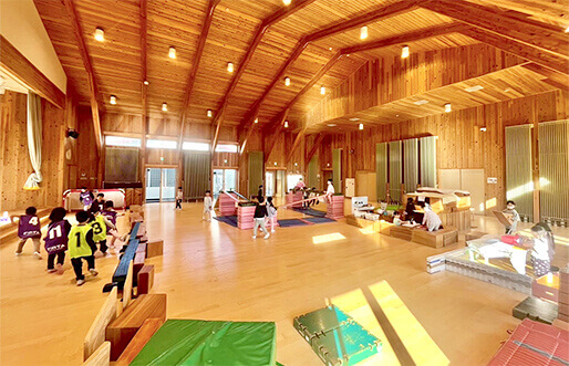 園庭の砂場でおままごとをする子供達の様子写真