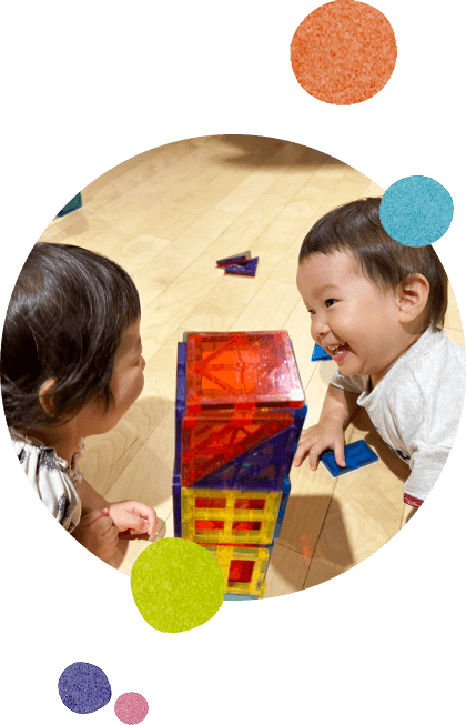 園児たちの昼寝や遊ぶ様子写真