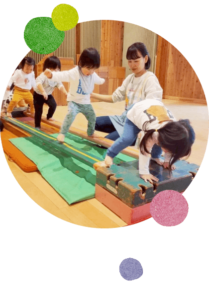 園児たちの昼寝の様子写真